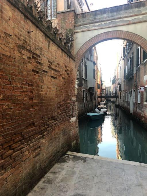 ヴェネツィアWalk On The Water ✧ 5 Minutes To Rialto Bridgeアパートメント エクステリア 写真