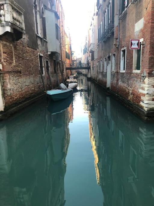 ヴェネツィアWalk On The Water ✧ 5 Minutes To Rialto Bridgeアパートメント エクステリア 写真
